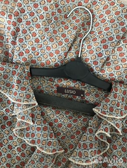 Платье с воланами 44