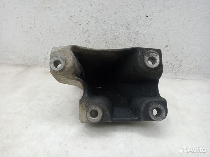 Кронштейн двигателя audi Q7 4L Правый