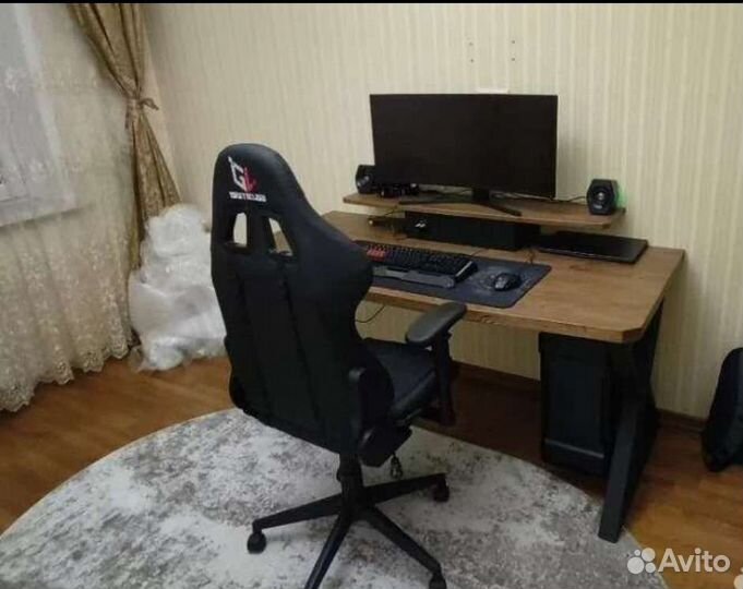 Компьютерный стол из массива