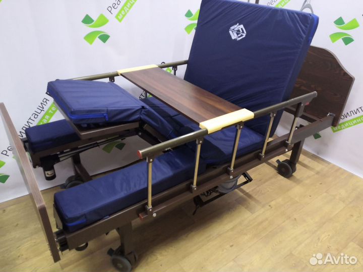 Медицинская кровать с принадлежностями