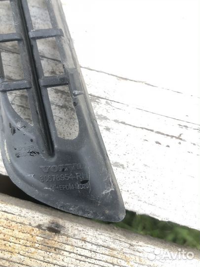 Решетки переднего бампера volvo 30678954