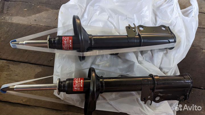 Новые задние амортизаторы Toyota Corona st190