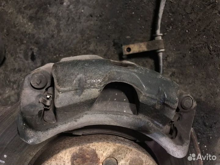 Суппорт тормозной передний правый Mitsubishi