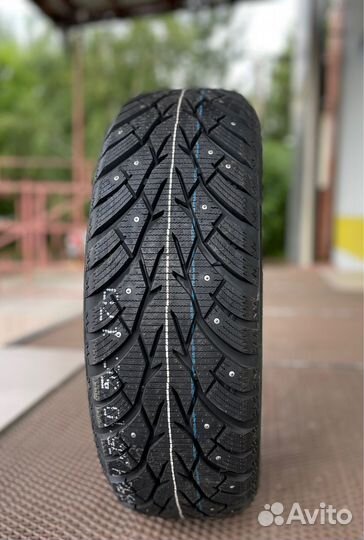 Royal Black Royal Stud 215/55 R17 98H