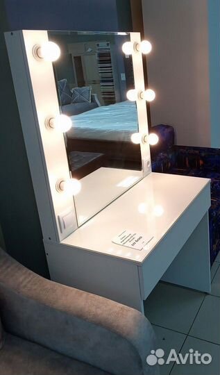 Столик туалетный