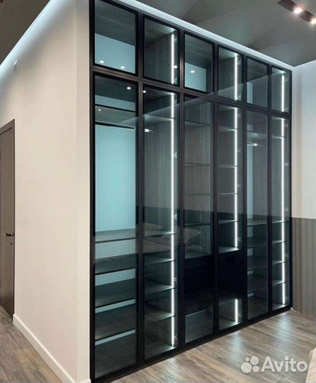 Шкаф распашной с полупрозрачными фасадами