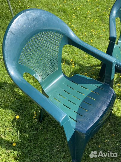 Пластиковый стол и стулья комплект