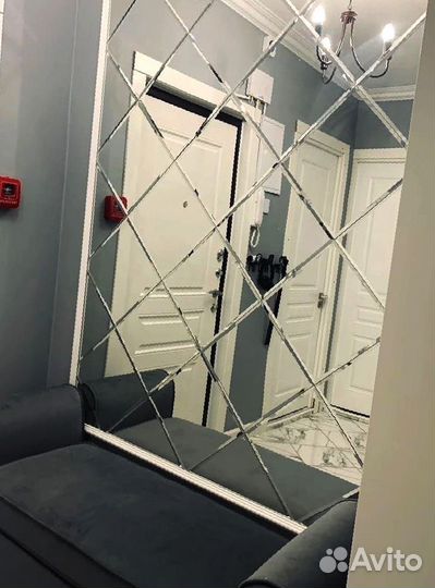 Зеркальное панно в гостиной