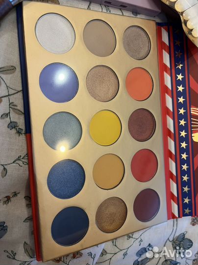 Косметика и кисти для макияжа