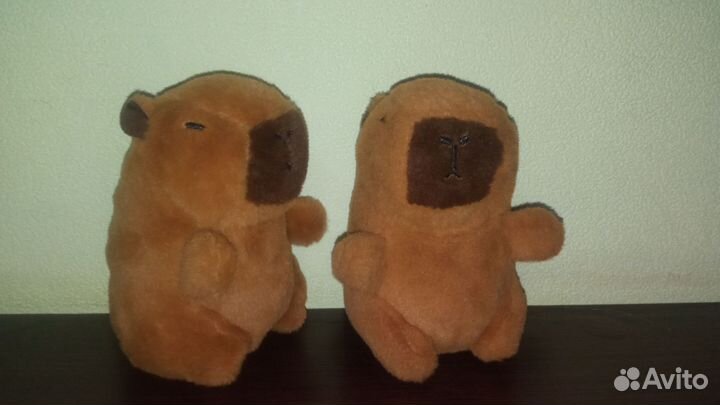 Две мягкие игрушка капибары с шапочками