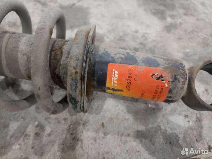 Амортизатор задний Toyota Corolla 120 sedan 00-06г