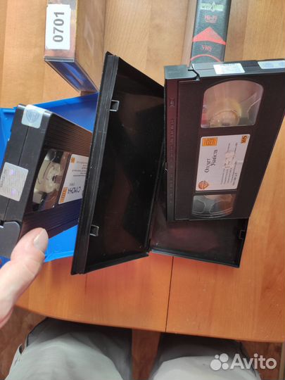 Видеокассеты VHS в пластиковых боксах, 11 штук