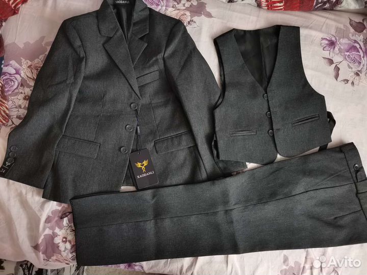 Костюм тройка новый на 116-122см