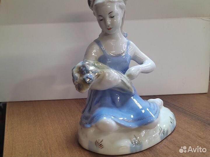 Фарфор девочка с букетом