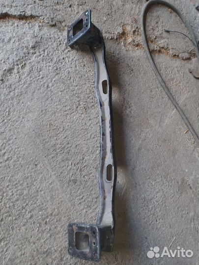 Задний усилитель бампера на х5 е70