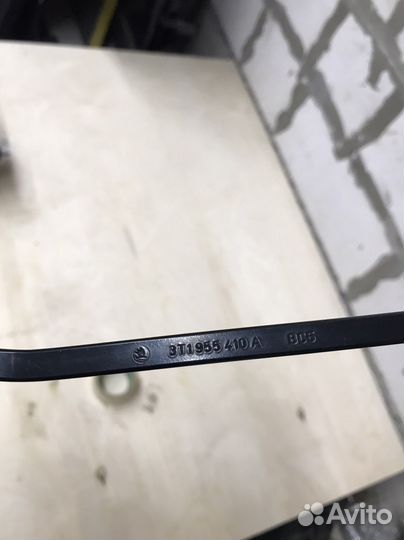 Правый поводок стеклоочистителя Superb 2