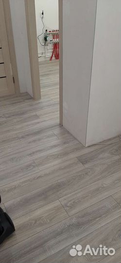 Укладка напольных покрытий, монтаж плинтусов