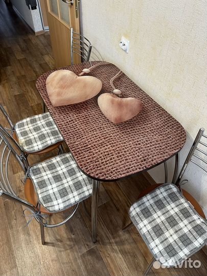 Кухонный стол и стулья