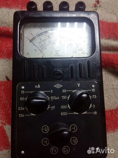 Старинный измерительный прибор мультиметр