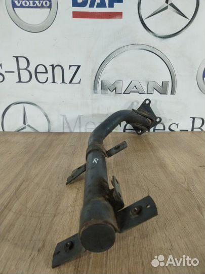 Кронштейн крыла передний правый Mercedes-Benz