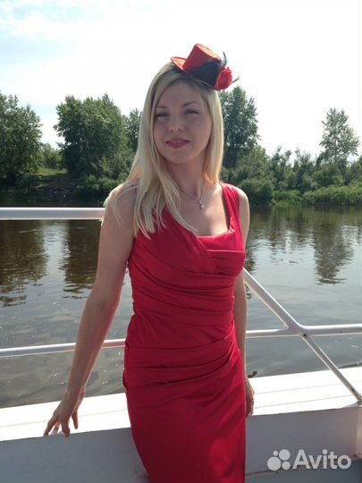 Красная мини шляпка с розой и вуалью на заколке