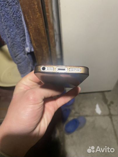 Телефон iPhone SE