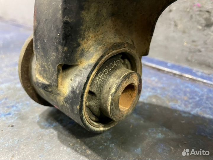 Рычаг нижний передний левый Mitsubishi Pajero 3