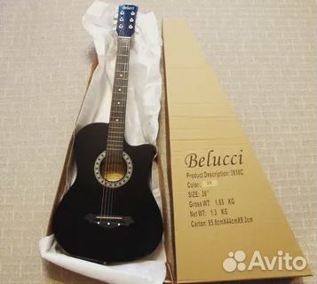 Чёрная гитара с металлическими струнами