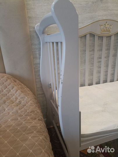 Детская кроватка с маятником и ящиком