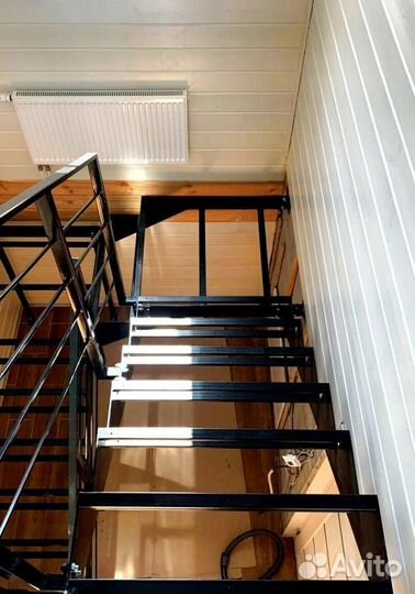 Лестница на металлокаркасе закрытого типа