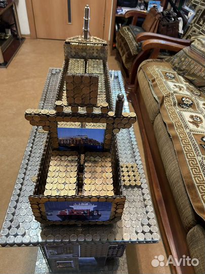 Модель грузового контейнеровоза с контейнерами