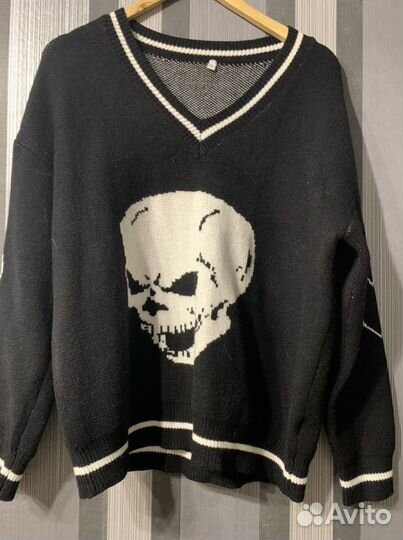 Свитер с черепом