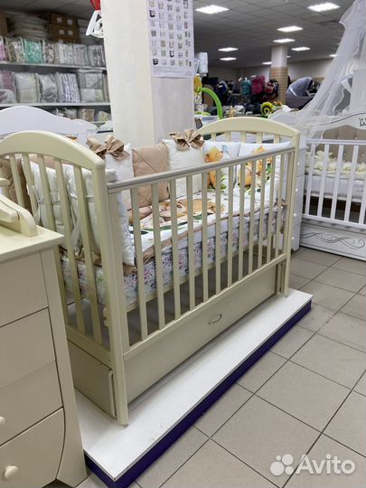 Детская кроватка с матрасом