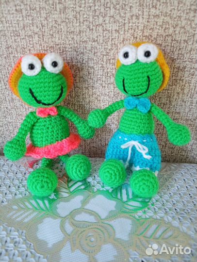 Жабки, лягушки- брелки вязаные
