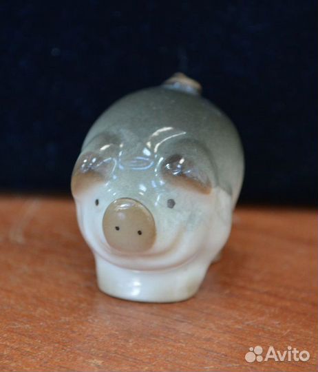 Мини фарфоровая статуэтка- поросенок коричневый