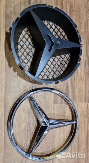 Эмблема Mercedes в решетку радиатора
