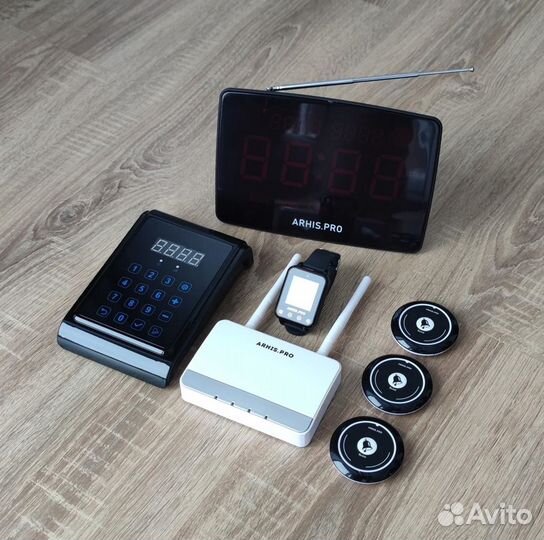 Кнопка вызова официанта в комллекте с часами табло