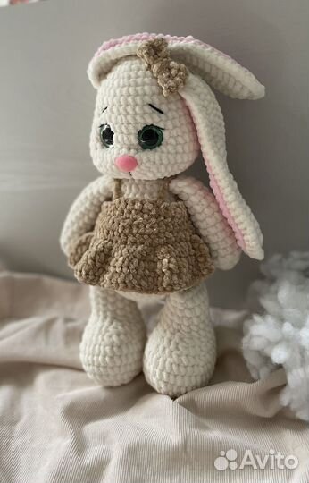 Плюшевая вязаная зайка