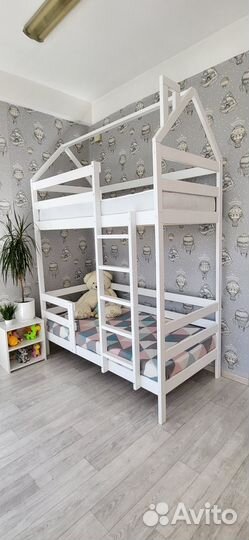 Двухъярусная кровать домик из массива березы