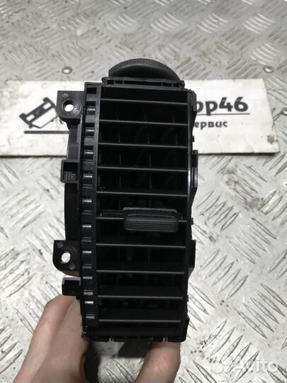 Дефлектор центральный левый Nissan Note E11