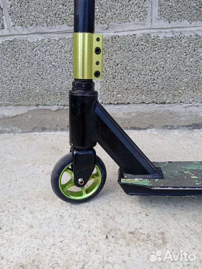 Трюковой самокат, скейт, телефон