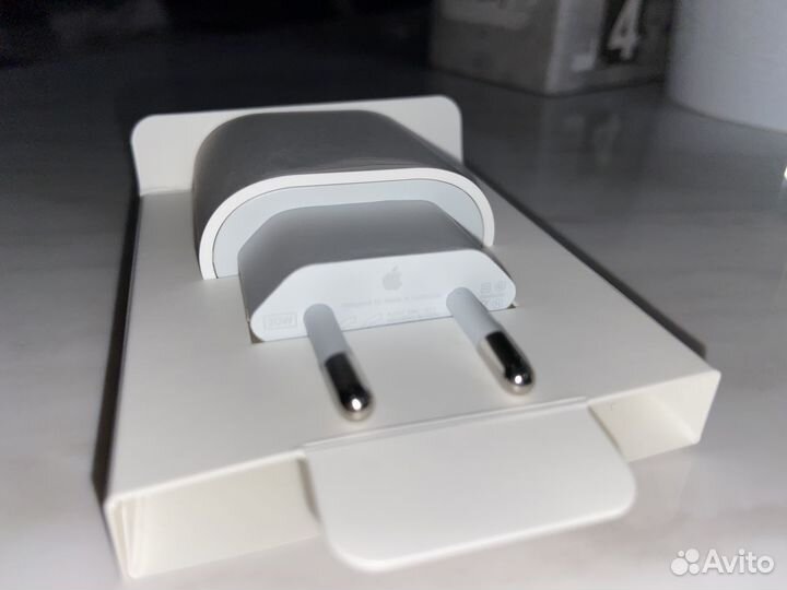 Оригинальный блок питания на iPhone 20W Apple inc