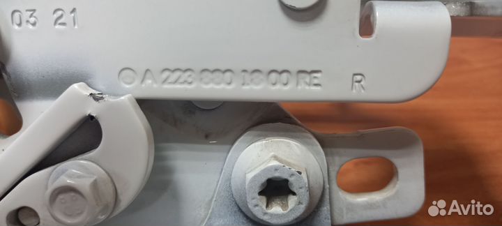 Петля капота правая Mercedes S W223