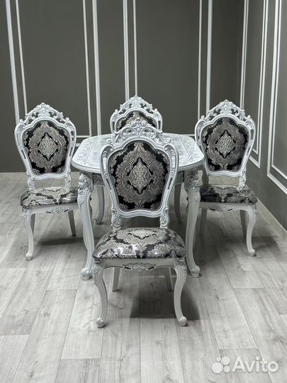 Стол со стульями