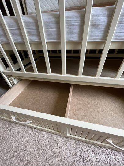 Детская кроватка с маятником и ящиком