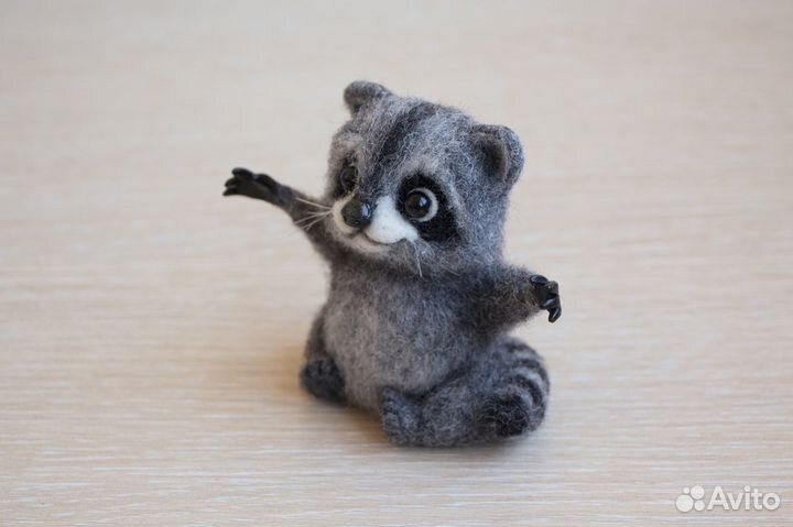 Енот из шерсти, авторская игрушка в подарок