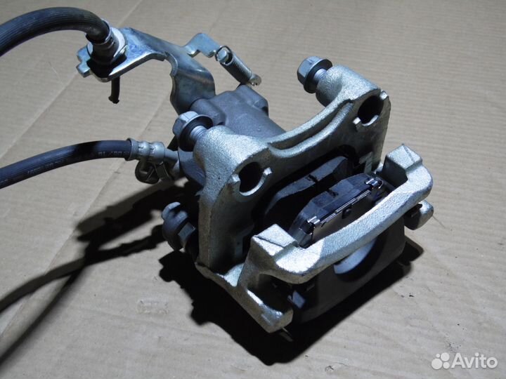 Суппорт задний правый Тойота Приус 50