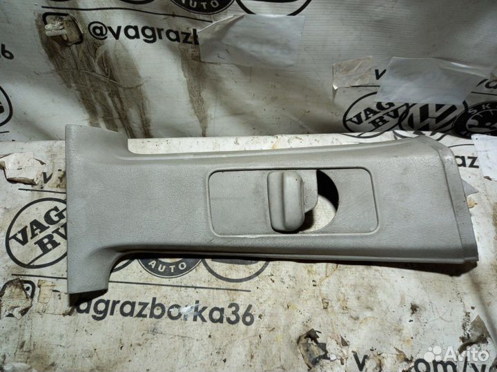 Обшивка средней стойки правая VW Golf 3