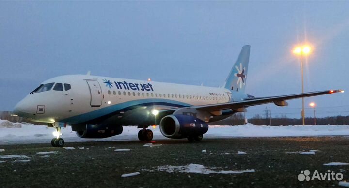 Модель самолёта Суперджет 100