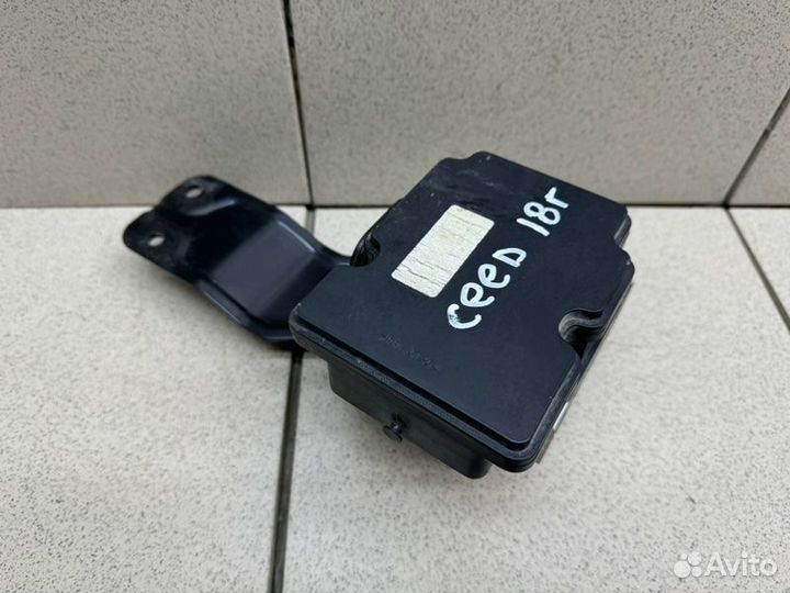 Блок ABS (насос) Kia Ceed хетчбек G4FG 2018